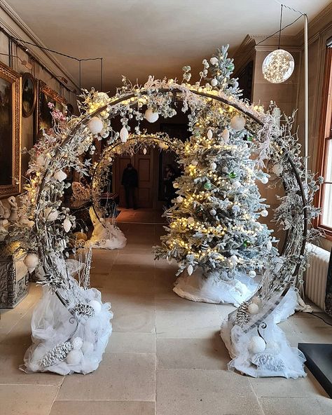 Winter Wonderland Backyard Party, Winterwonderland Birthday Ideas, Christmas Decorations Party Events, Christmas Forest Wonderland Decorations, Winter Wonderland Archway, Christmas Venue Decorations, White Christmas Centerpieces For Table, Christmas Dance Decorations, Winter Wonderland Hallway