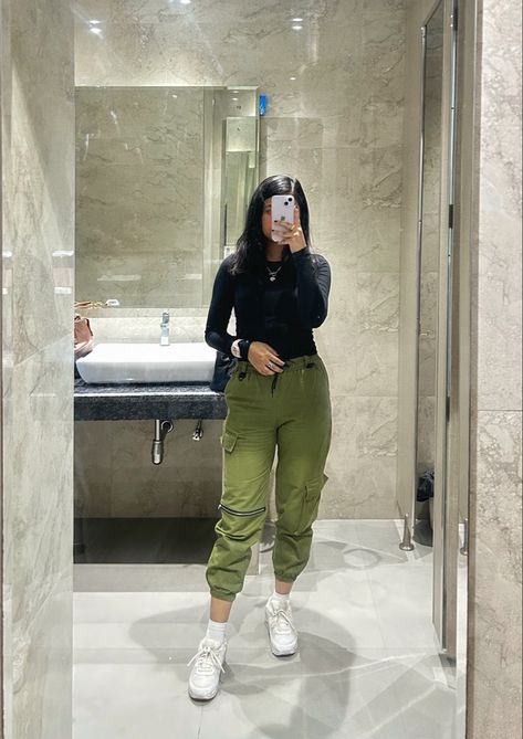 Green Cargo Pants Black Top, Olive Green Cargo Pants Outfit, Olive Cargo Pants Outfit, Outfit Ideas Cargo, Outfit Ideas Cargo Pants, Outfit Ideas Green, Cargo Pants Outfit Ideas, Outfit Cargo Pants, Green Cargo Pants Outfit