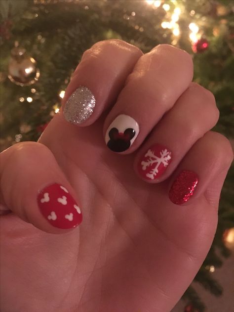 Disney Nails Christmas Mickey Mouse, Christmas Disney Nails Simple, Simple Christmas Disney Nails, Disney Holiday Nails Christmas, Disney Christmas Nails Short, Winter Disney Nails, Mickey Mouse Christmas Nails, Simple Disney Nails Short, Disney Holiday Nails