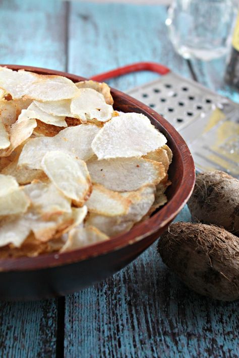 Spicy Baked Taro Chips pack a big punch. Tapioca Chips, Taro Chips, Chip Alternative, Samoan Food, Yummy Asian Food, Chip Recipes, Potato Chip Recipes, Veggie Chips, Guilt Free Snacks