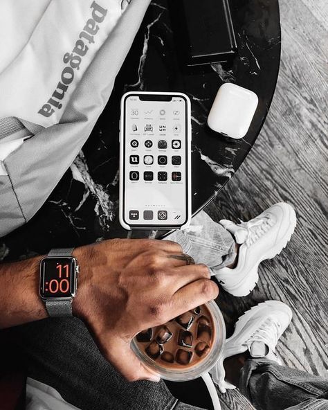 Apple Technology, Mens Lifestyle, Tech Fashion, Style Noir, A Cup Of Coffee, Iphone Accessories, Apple Phone, Apple Accessories, Cool Stuff