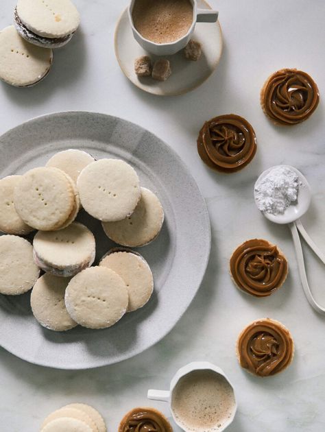 Alfajores Recipe (Peruvian Cookies with Manjar Blanco) - A Cozy Kitchen Modern Bakery, Peruvian Style, Shortbread Cookies Easy, Chocolate Chip Pecan Cookies, Buttery Shortbread Cookies, Shortbread Cookie Recipe, Shortbread Recipes, Peruvian Recipes, Cookie Calories