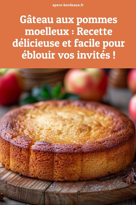 Gâteau aux pommes moelleux sur une planche en bois entouré de pommes rouges, illustrant une recette facile et délicieuse. Cake Pommes, Dessert Parfait, Easy Desserts, Pesto, Biscuits, Fruit, Cake, Trier