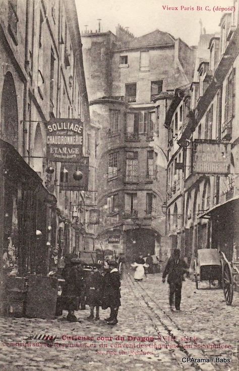 Vieux Paris Curieuse Cour du Dragon - XVII° siècle Construit sur les dépendances du Couvent des Champines du Saint Sépulcre 50, Rue de Rennes Paris History, Paris 1900, Old Paris, Paris Pictures, Paris Photography, Paris Photo, Vintage Paris, Paris Photos, Paris Street