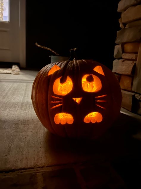 Kitty Face Pumpkin Carving, Cute Pumpkin Carving Ideas Easy Disney, Cute Aesthetic Pumpkin Carving Ideas, Pumkin Carving Ideas Moon, Easy Pumping Carving, Preschool Pumpkin Carving Ideas, Pumpkin Carving Ideas Cat Face, Halloween Pumpkins Carvings Ideas Easy, Simple But Cute Pumpkin Carving Ideas