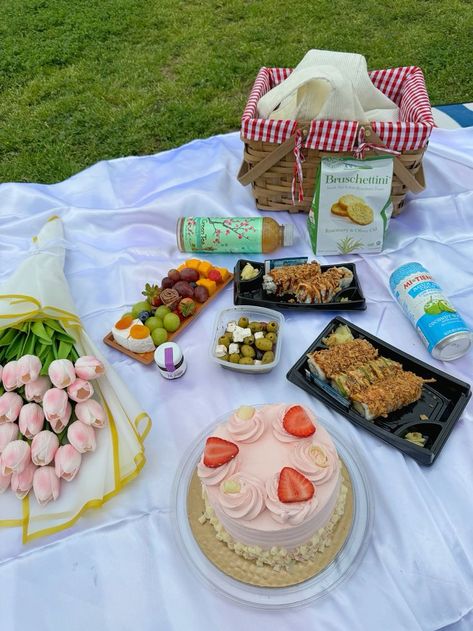 Desert Picnic Ideas, Fruit Picnic Ideas, Picnic Asthetic Pics, Small Picnic Ideas Food, Fall Picnic Date Ideas, Park Picnic Birthday Party Ideas, Anniversary Picnic Ideas Romantic, Sushi Picnic Date, Park Picnic Date