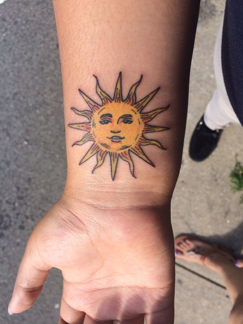 Smiling Sun Tattoo, Detail Sun Tattoo, Sun Tattoo Big, Sun Tattoo Designs With Face, Mexican Sun Tattoo, Yellow Sun Tattoo, Sun Tattoo With Face, Granola Tattoo Ideas, Sun Tattoo Color