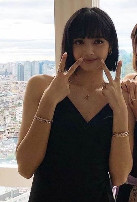 Lisa Short Hair, Lisa Hair, Short Hair Black, Chin Length Hair, Brunette Hair, Black Tank Tops, Bob Hairstyles, Korean Girl, Hair Inspo