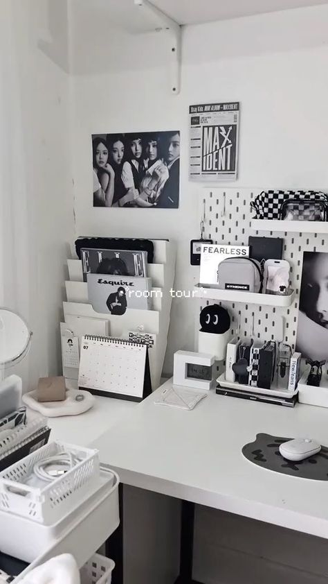 Small Rooms Aesthetic, White Desk Setup, Bedroom Desk Decor, Rooms Aesthetic, Home Gel Nails, Black Room Decor, Study Desk Decor, White Room Decor, Kpop Albums