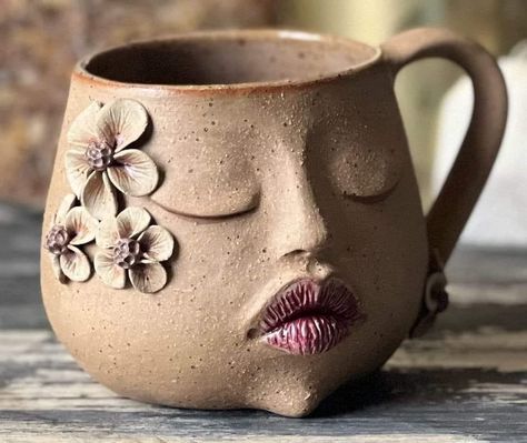 Face Mugs Pottery, Hand Built Mugs Clay Pottery Ideas, Face Mugs Ceramic, Face Jugs Pottery, Pots Ideas, Ceramic Face, Air Clay, Face Jugs, Kissy Face