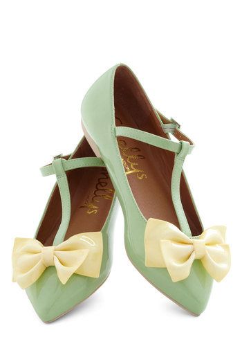 How adorable are these spring beauties from Modcloth?! 1950s Fashion Shoes, Mint And Yellow, 1950s Shoes, Green Flats, Shoe Gallery, Vintage Flats, Cute Flats, Style Japonais, Bow Flats