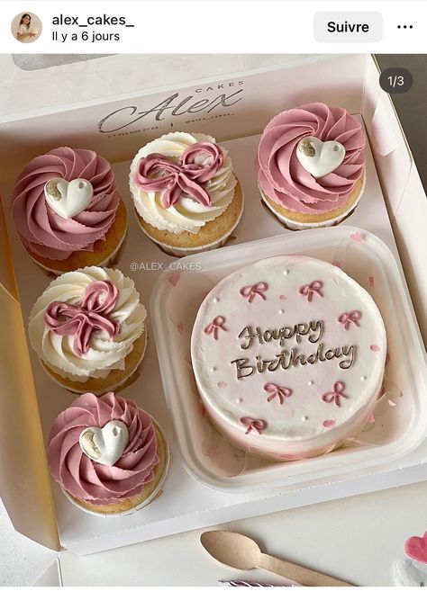 Mini Cake Ideas Aesthetic, Custom Cupcakes Ideas, Wedding Bento Cake Ideas, Mini Cupcake Cake, Mini Personal Cakes, Small Cake With Cupcakes, Bento Cake With Cupcakes Set, Simple Birthday Cupcakes, Mini Cake With Cupcakes