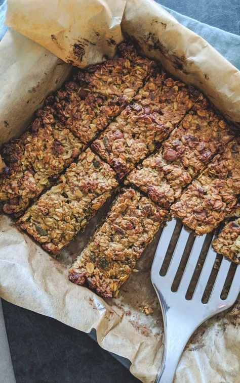 High Protein Flapjack Recipe, Healthy Breakfast Flapjack, Protein Flapjacks Healthy, Date Flapjacks Healthy, Vegan Flapjack, Healthy Vegan Protein, Protein Flapjack, Healthy Slices, Healthy Flapjack