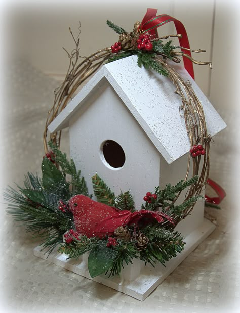 Christmas Bird House Decoration, Christmas Birdhouses Ideas, Iod Christmas, Holiday Birdhouses, Decorative Birdhouses, Christmas Birdhouse, Hand Painted Birdhouses, Birdhouse Ornaments, Birdhouse Craft