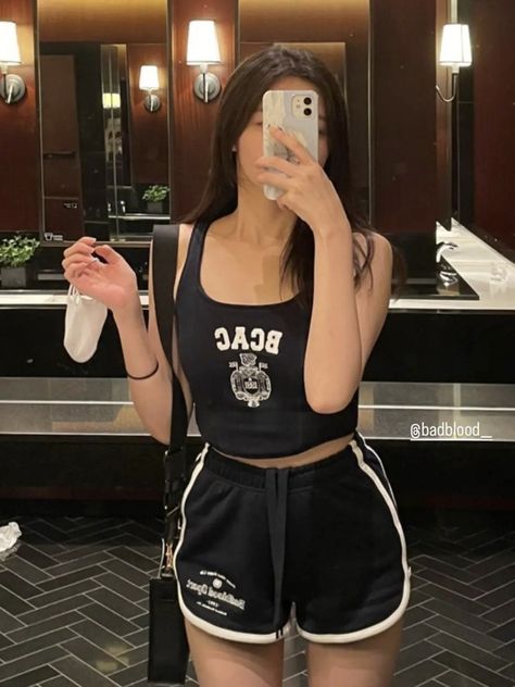 Workout Clothes Korean, Shorts And Crop Top Outfits Aesthetic, Aesthetic Black Shorts Outfit, Korean Shorts Outfits Women, Korean Gym Outfit, Tank Top Outfits Korean, Korean Gym, Girl Gym Workout, Cropped Tank Top Outfit