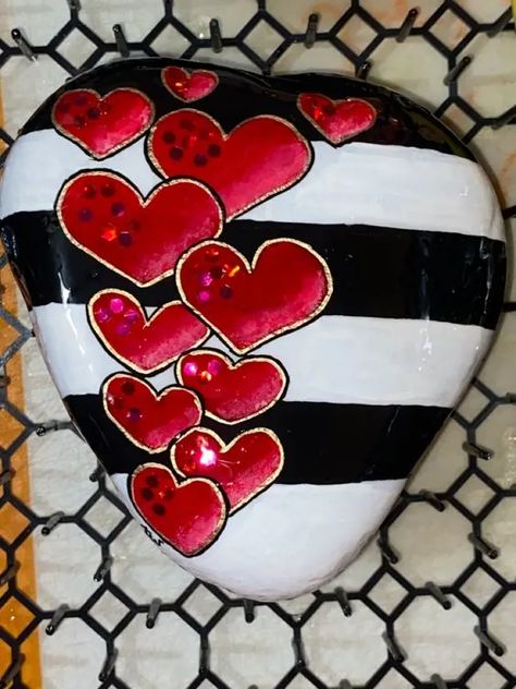 Valentine's Painted Rocks, Valentines Rocks Painted Stones, Rock Painting Valentine Ideas, Painted Rocks With Hearts, Painted Rocks Hearts, Valentines Rocks Painted, Rock Painting Hearts, Valentine Painted Rocks Ideas, Valentine Rock Painting Ideas