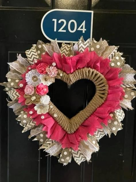 Wreath With Hearts, Foam Roses Crafts, Dollar Tree Wreaths, Valentines Wreaths, Couronne Diy, Saint Valentin Diy, Heart Shaped Wreath, Diy Valentines Day Wreath, Valentines Bricolage