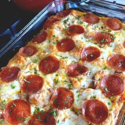 Bubble Up Pizza Casserole Recipe - Easy Weeknight Dinner Recipe Ww Pizza, Pepperoni Pizza Casserole Recipe, Calzone Recipes, Bubble Up Pizza, Pepperoni Pizza Casserole, Easy Casseroles, Ham Dishes, Crescent Recipes, Easy Macaroni