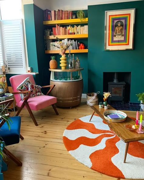 Quirky Living Room Ideas, Quirky Living Room, Mid Century Modern Eclectic, Colorful Mid Century Modern, Funky Living Rooms, Teal Living Rooms, Bohemian Living Room Decor, Retro Living Rooms, Bright Living Room