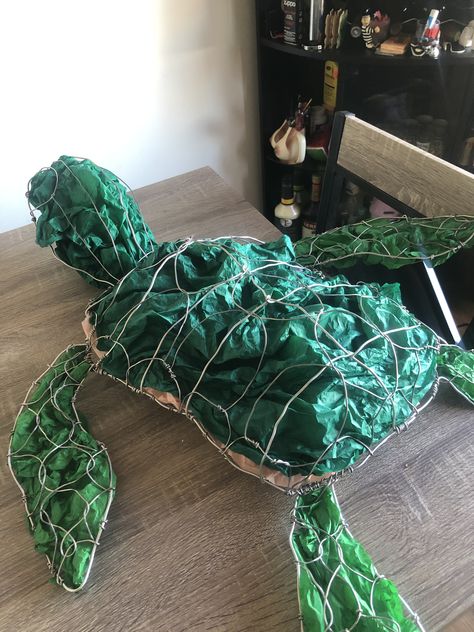 Recycled Sea Creatures, Recycled Animal Crafts, Recycled Art Diy, Plastic Waste Art, Wire Turtle, Environmental Art Projects, Turtle Diy, Recycled Material Art, Under The Sea Decorations