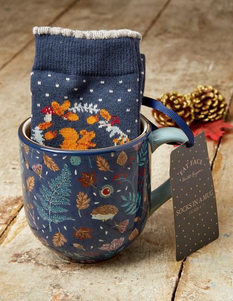 Indoor Fall Decor, Home Fall Decor, Diy Christmas Gifts Cheap, In A Mug, Cute Mugs, Cheap Diy, Diy Christmas Gifts, Homemade Gifts, Creative Gifts