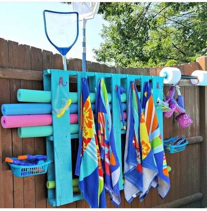 Pallet Pool Storage, Diy Pool Toys, Diy Pallet Pool, Pool Toy Organization, Deck Organization, Pool Organization, Pool Float Storage, Pallet Deck Diy, Pool Toy Storage