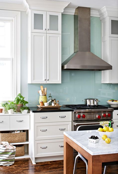 9 No-Fail Strategies for Using Color in a Modern Kitchen (love this backsplash) Kitchen With White Cabinets, Glass Backsplash Kitchen, Glass Kitchen Backsplash, Mcm Kitchen, Kitchen Ikea, White Kitchen Backsplash, Neutral Kitchen, Kitchen Glass, Kitchen Backsplash Designs