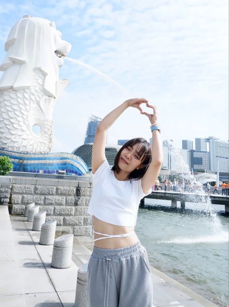 #merlion #singapore #travel Merlion Singapore, Singapore Photography, Singapore Trip, Aesthetic Pose, Singapore Photos, Model Pose, Pose Idea, Insta Ideas, Singapore Travel