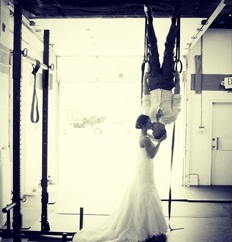 crossfit wedding pic Crossfit Wedding, Crossfit Couple, Crossfit Inspiration, Madison Wedding, Fun Wedding Photography, Wedding Photo Inspiration, Wedding Pics, Wedding Pinterest, Wedding Photoshoot