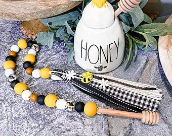 Bee beads | Etsy Bead Garland Ideas, Bee Garland, Wooden Bead Crafts, Wood Bead Crafts, Shabby Chic Garland, Bumble Bee Decorations, Bee Decorations, Honey Decor, Diy Candle Sticks