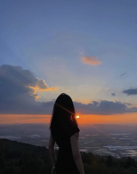 #sunset #silhouette #orange #sky #ulzzang #pretty #aesthetic #faceless Aesthetic Pictures Faceless, Faceless Insta Pfp Ideas, Short Hair Aesthetic Faceless, Faceless Selfie Aesthetic, Brunette Aesthetic Faceless, Cute Faceless Pics, Faceless Profile Picture, Teenage Vacation, Faceless Picture Ideas