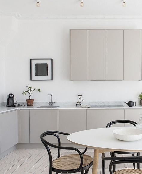 Associer le beige et le gris dans la déco de la cuisine | My Blog Deco Modern Grey Kitchen, Minimalist Dekor, Award Winning Kitchen, Nordic Kitchen, 아파트 인테리어, Kitchen Marble, Grey Kitchen, Estilo Art Deco, Minimalist Kitchen