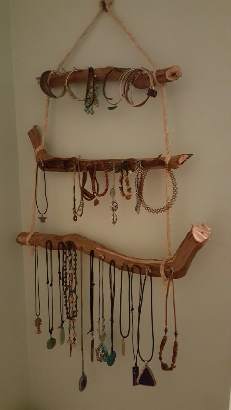 Organizing Jewelry, Hiasan Bilik Tidur, Jewellery Holder, Ideas For Organizing, Diy Jewelry Display, Jewelry Rack, Beach Room, Fashion Office, High Waist Pants