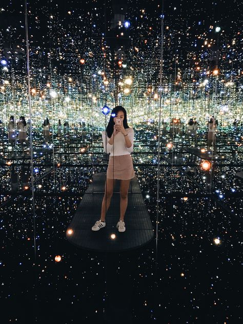 Want to know the most photogenic places in LA for your instagram? Read this article about the 15 best instagram spots in Los Angeles! Mirrored Room, Infinity Mirror Room, Infinity Room, Mirror Room, Infinity Mirror, Los Angeles Travel, Art Museums, City Of Angels, California Dreamin'