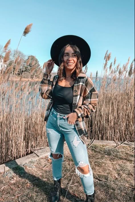 Cute Fall Outfits With Combat Boots, Fedora Hat With Flannel Outfit, How To Style Your Flannel, Flannel And Hat Outfit, Flannel And Combat Boots Outfit, Fall Outfits With Flannel Jacket, Flannel Outfits 2022, Asheville Outfit Fall, Flannel Concert Outfits