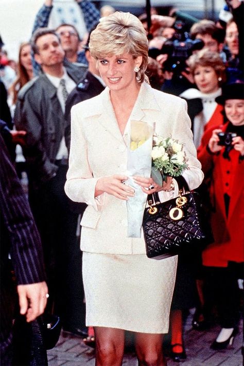 Dior Bag Outfit, Lady Dior Handbag, Princess Diana Fashion, Diana Fashion, Princes Diana, Elisabeth Ii, Lady Diana Spencer, Diana Spencer, Dior Handbags