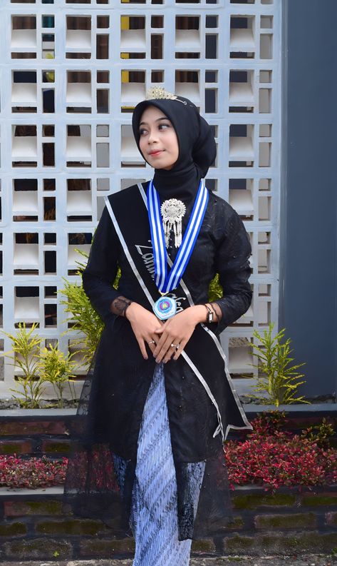 Kebaya Wisuda Hijab, Ruangan Studio, Quotes Muslim, Kebaya Brokat, Dress Gamis, Kebaya Muslim, Casual Hijab, Ootd Dress, Casual Hijab Outfit