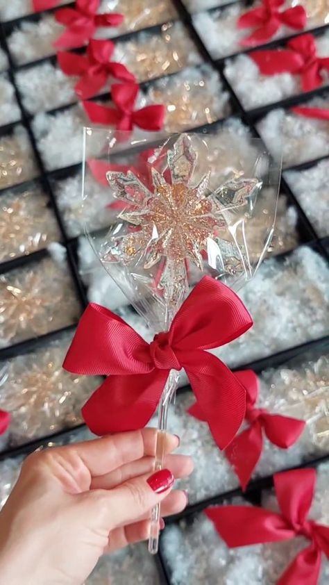 Christmas Lollipops Treats, Lollipop Gift Ideas, Christmas Business Ideas, Isomalt Lollipops, Gift Desserts, Christmas Lollipop Decorations, Lollipop Ideas, Sugar Ball, Business Bakery