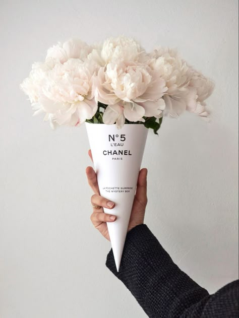 Chanel No 5 Art, Florist Cards Design, Chanel Bouquet, Flowers Shop Aesthetic, Packaging Design Aesthetic, Chanel Packaging, Luxury Flower Shop, Flower Shop Aesthetic, Chanel Event