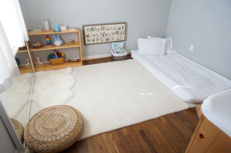 Floor Mattress Nursery, Twin Mattress On Floor Ideas, Monestorri Bedroom, Montisorri Baby Bedroom, Montessori Nursery Infant Room, Floor Bed Nursery, Montessori Baby Bed, Montessori Nursery Ideas, Cosleeping Bedroom