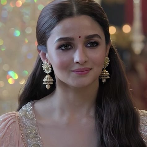 Kalank Alia Bhatt Makeup, Pinkish Makeup Looks, Alia Bhatt In Saree, Kalank Aesthetic, Pink Indian Outfit, Desi Makeup, Corset Fashion Outfits, Light Makeup Looks, Alia Bhatt Photoshoot