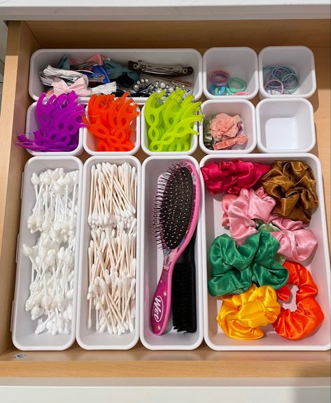 Hair Organization Storage Bedroom, Vanity Room Organization, Room Organization Bedroom, Room Organisation, House Organisation, Bathroom Decor Apartment, Study Room Decor, Kids Room Organization, Girly Room