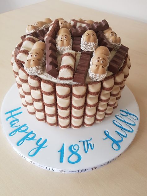 Chocolate cake decorated in Kinder Bueno and Kinder chocolate. Kinda Bueno Cake, Kinder Bueno Cake Birthday, Kinder Chocolate Cake, Bueno Cake, Chocolate Cake Decorated, Bueno Chocolate, Birthday Cale, Candy Drinks, Chocolate Cake Decoration