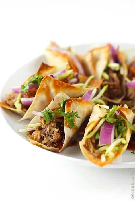 Slow Cooker Hawaiian BBQ Pork Wonton Tacos - Creme De La Crumb Pork Wonton Recipes, Pork Wonton Tacos, Hawaiian Bbq Pork, Leftover Pork Recipes, Wonton Tacos, Pork Wraps, Pastas Recipes, Honey Glazed Ham, Hawaiian Bbq