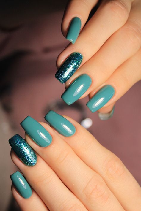 Winter and New year nails Teal New Years Nails, Plain Nails With Glitter, Green Blue Nails Ideas, Teal Christmas Nails, Teal Winter Nails, Bright Winter Nails, Christmas And New Year Nails, Late Winter Nails, Hot Red Nails