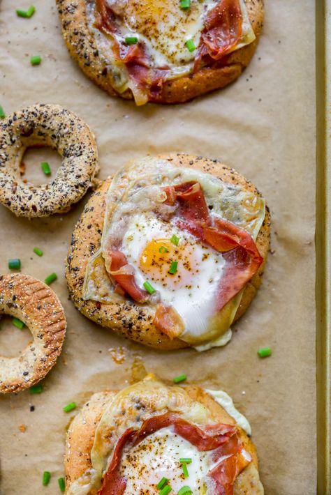 Prosciutto Recipe, Egg Bagel, Bagel Sandwiches, Egg In A Hole, Cheese Bagels, Breakfast Bagel, Bagel Sandwich, Bagel Recipe, Savory Breakfast