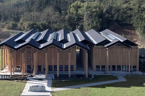 Overlapping Roof Architecture, Rural China, Roof Tops, Roof Architecture, Vernacular Architecture, Community Space, Structure Architecture, Roof Solar Panel, Roof Design