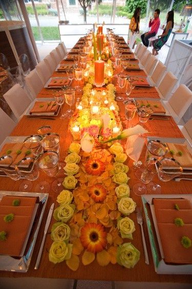 Table Setting Ideas for Parties Flower Dude, Floral Centrepieces, Sunflower Birthday, Hosting Parties, Flowers And Candles, Mehndi Night, Flowers Candles, Beautiful Tablescapes, Orange Table