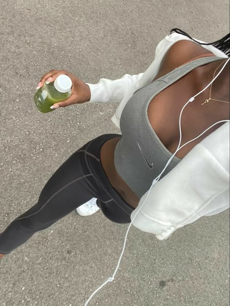 Gym Fits, Fitness Inspiration Body, Healthy Girl, Healthy Lifestyle Inspiration, Workout Aesthetic, Sport Motivation, Listening To Music, Gym Motivation, Gym Outfit