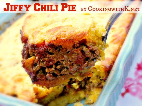 Jiffy Chili Pie {Simply amazing how easy it is to make this!} Cornbread Chili Pie, Cornbread Casserole Jiffy, Chili Pie Recipe, Chili Pot Pie, Cornbread Chili, Jiffy Mix Recipes, Chili Cornbread Casserole, Smothered Burritos, Jiffy Cornbread Recipes